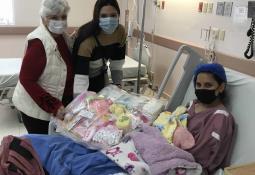 Club Cigüeñas hace entrega de canastillas a mujeres en el Hospital General de Ensenada