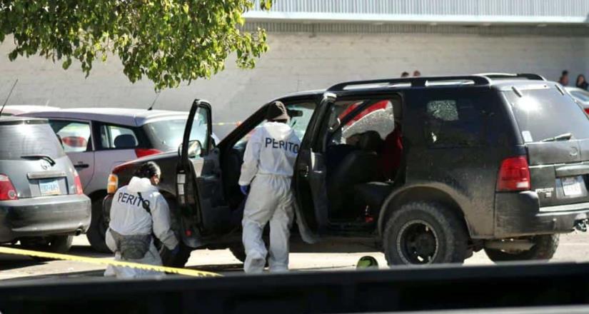 Asesinan a padre e hijo a bordo de su camioneta en el estacionamiento de la tienda Ley de Otay