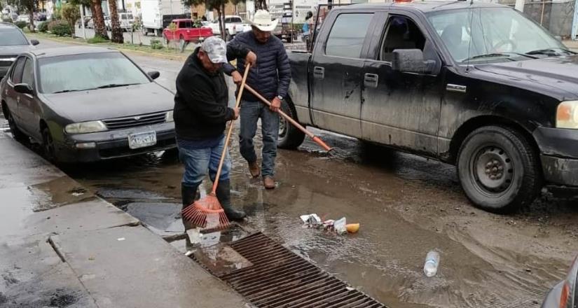 Trabajan cuadrillas municipales en limpieza de rejillas y bocas de tormenta