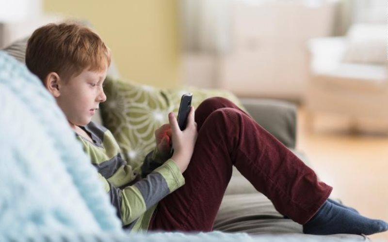 ¿Cómo pueden los padres mantener a sus hijos seguros en las redes sociales?