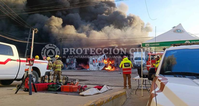 Bomberos de Tijuana continúan trabajando a más de 53 horas de incendio de gran magnitud registrado en Otay