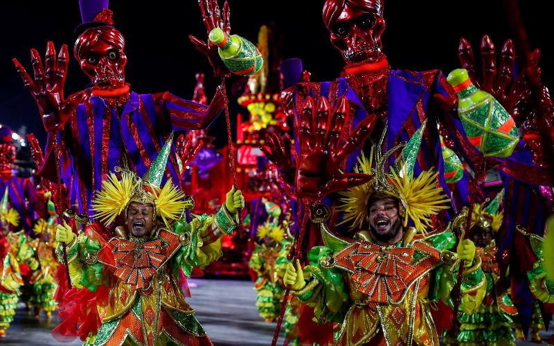 Carnaval de Brasil vuelve a las calles y sambódromos tras dos años de receso por pandemia