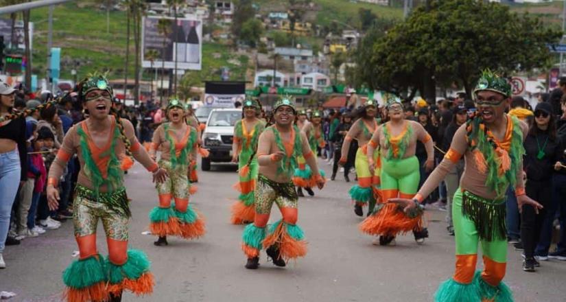 Disfrutan miles de personas el segundo desfile del Carnaval Ensenada 2023 “Historia y Alegría”