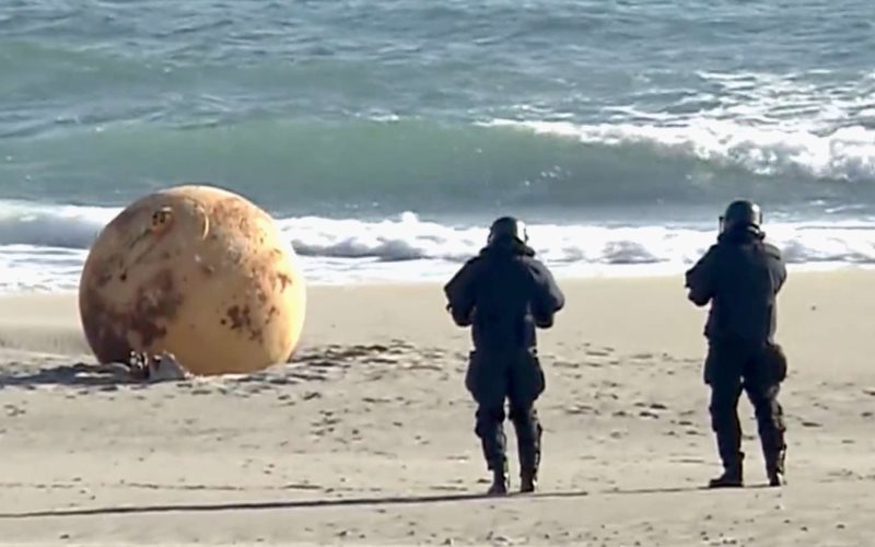 ¿Globo espía o mina marina? Extraña bola gigante de metal aparece en una playa de Japón