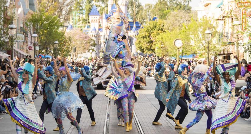 El desfile Magic Happens regresa al parque Disneyland
