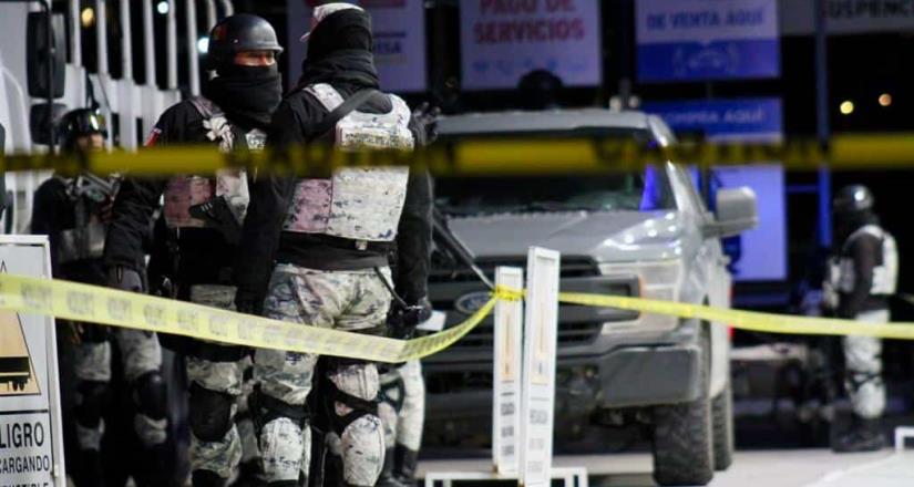 Asesinan a dos masculinos mientras estaban estacionados en una gasolinera sobre el blvd Cuauhtémoc
