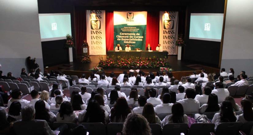 Egresan 46 médicas y médicos especialistas del IMSS Baja California