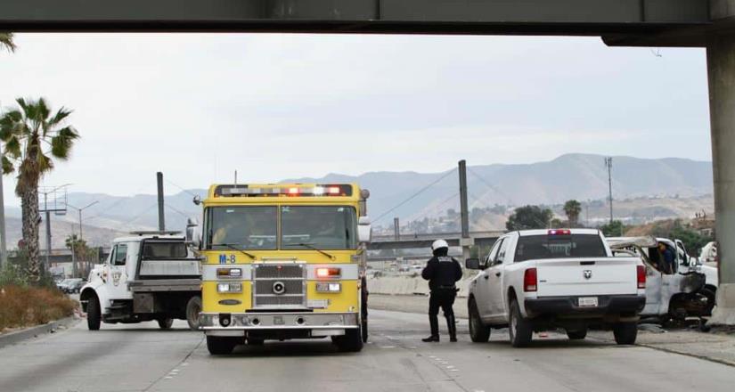 Ocurre accidente de tránsito frente al London Colle de Tijuana donde se impactó una camioneta pequeña
