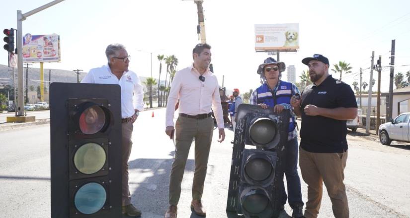 Encabeza alcalde Armando Ayala mesa de trabajo y pide celeridad para sincronización efectiva de semáforos