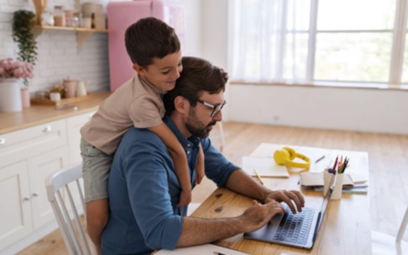 Cómo balancear la paternidad con la vida laboral