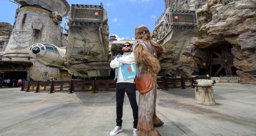 Pancho Barraza visita Star Wars: Galaxy’s Edge y se encuentra con Chewbacca en Disneyland Park