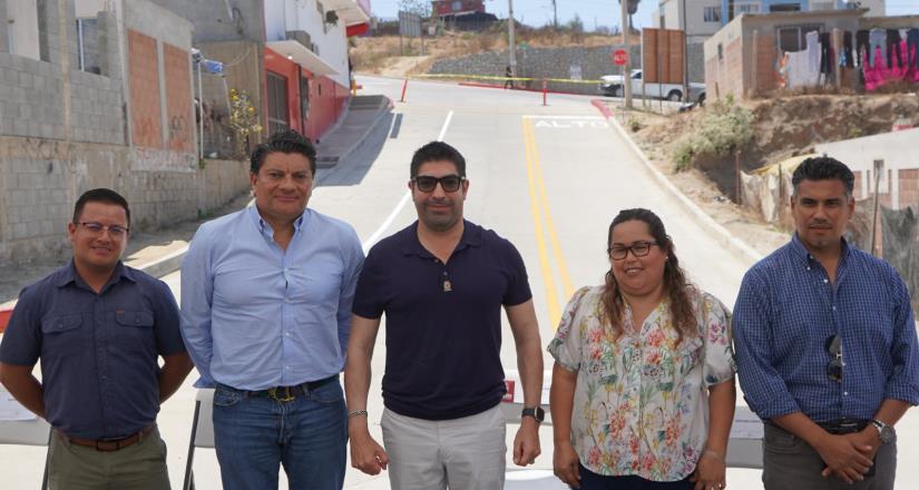 Entrega Armando Ayala obra de pavimentación en la colonia 89