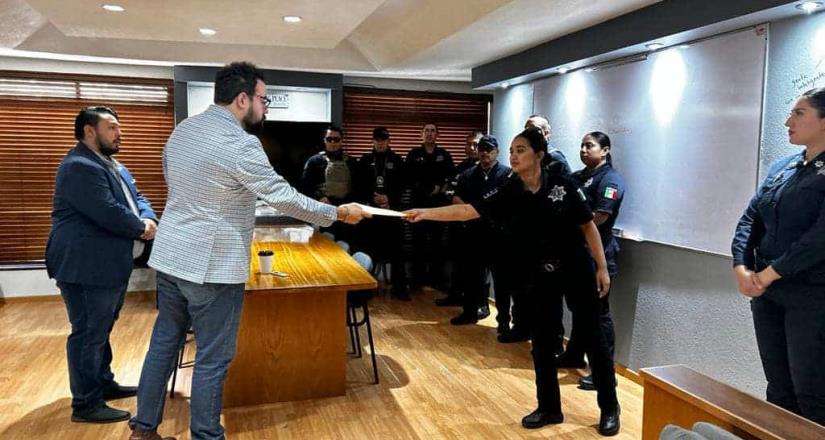 Elementos de Seguridad ciudadana y Tránsito Municipal entregan petición firmada alcalde para solicitar permanencia de Elsa Macías Vázquez como su directora