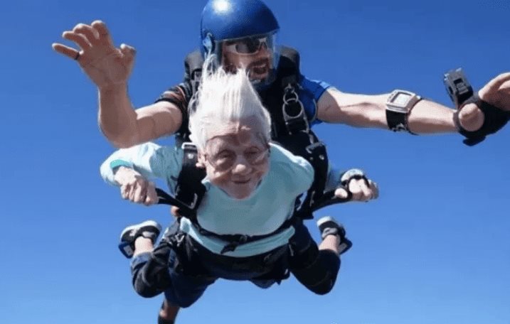 Dorothy Hoffner, la abuelita que saltó en paracaídas a inicios de octubre fallece a los 104 años