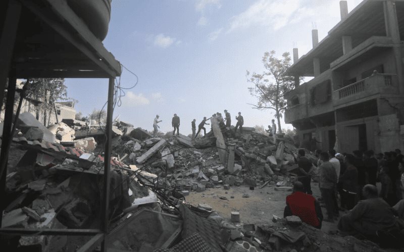 Falta de agua agrava miseria en Gaza; Israel continúa ataques aéreos