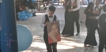 Muchacho se viraliza al bailar con un retrato de madre durante su graduación