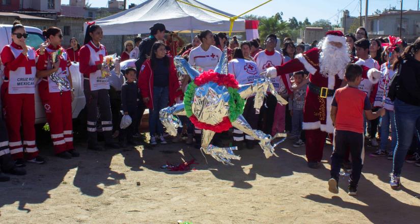 Entrega Cruz Roja Ensenada más de 100 regalos en posada comunitaria