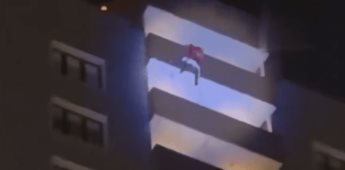 Santa Claus cae desde un piso 24 en Rusia; creían que era parte del show