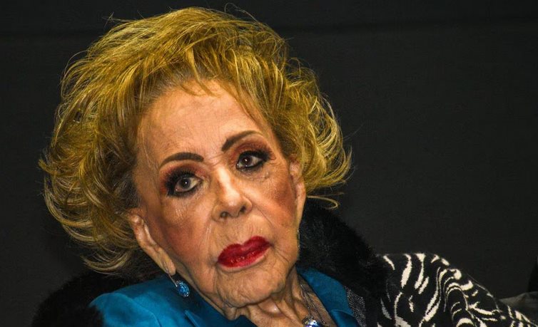 Durante la noche estuvo Silvia Pinal en terapia intensiva