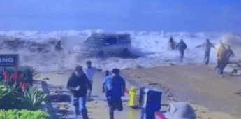 Enorme ola arrastra a una docena de personas en California