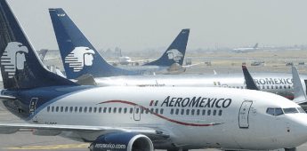 Pasajero de Aeroméxico abre puerta de emergencia y posa sobre una de las alas del avión
