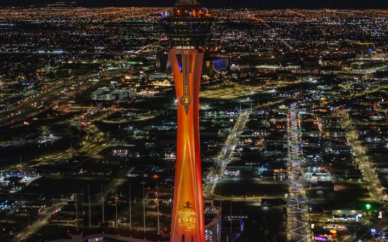 La Stratosphere de Las Vegas se ilumina como botella de tequila
