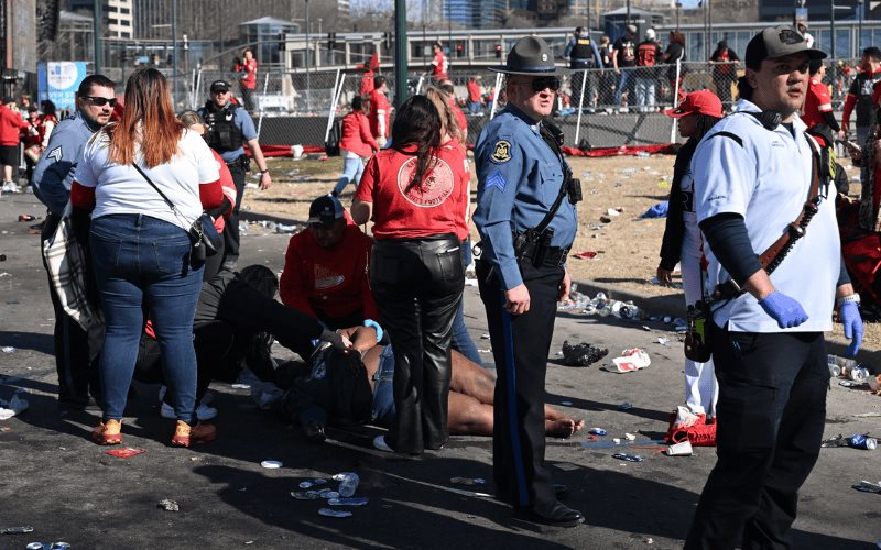 Tiroteo en el desfile de los Chiefs de Kansas City deja al menos 1 persona muerta y 14 heridos
