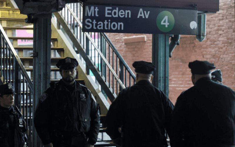 Mexicano muere por bala perdida en tiroteo en metro de Nueva York