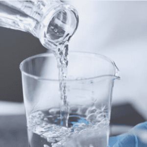 Importancia del agua destilada y desionizada en los procesos industriales