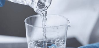 Importancia del agua destilada y desionizada en los procesos industriales