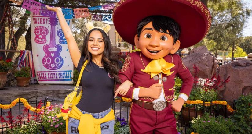 Becky G visita Disneyland Resort en California