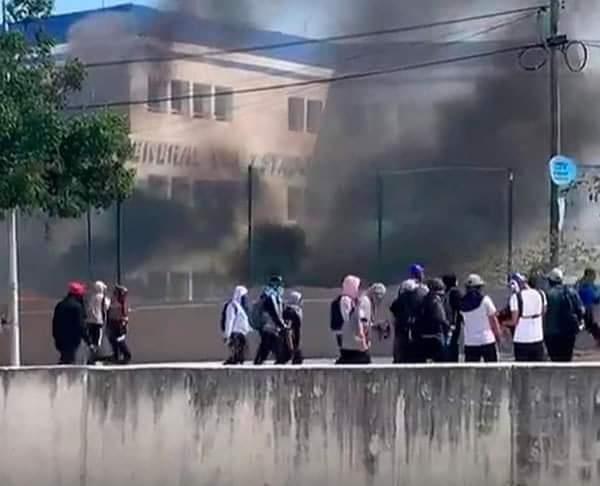 Normalistas incendian autos frente a la Fiscalía de Guerrero