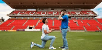 El Futbolista australiano, Josh Cavallo le pide a su pareja matrimonio en la cancha