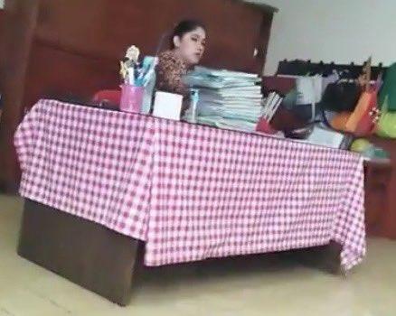 Maestra arroja cuadernos de sus alumnos y es despedida de su cargo