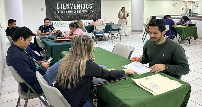 Se integran al IMSS Baja California 244 médicas y médicos especialistas