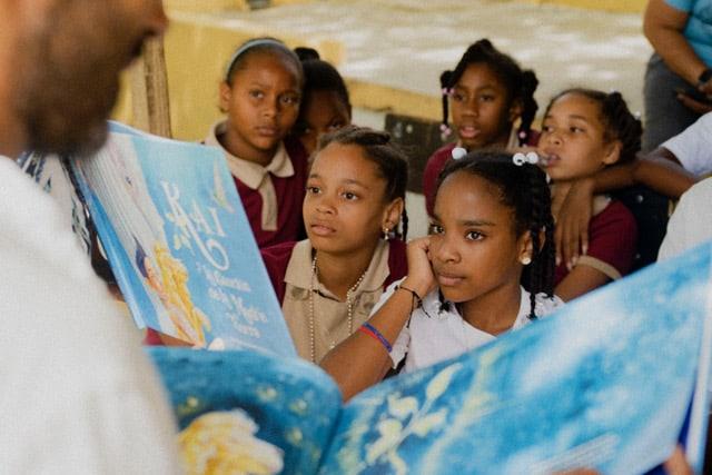 Ricardo Montaner destaca proyecto social en pueblo de pescadores en Dominicana