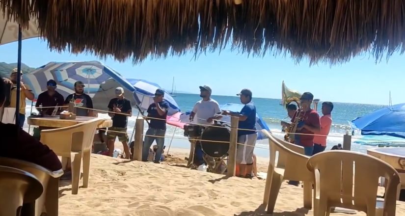 Alcalde de Mazatlán anunció permisos para tocar banda en la playa