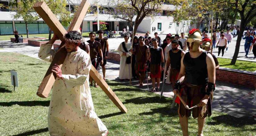 Representan pasión y muerte de Jesucristo en la UAG