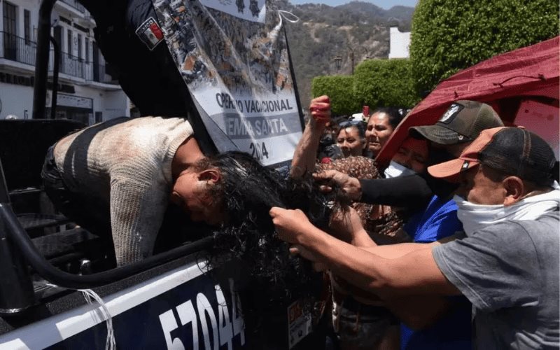 (VIDEOS) Linchan a presunta secuestradora de Camila, niña de 8 años secuestrada en Taxco