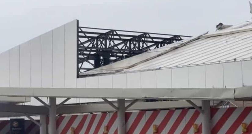 Techo del Aeropuerto de Mexicali se cae por fuertes corrientes de viento