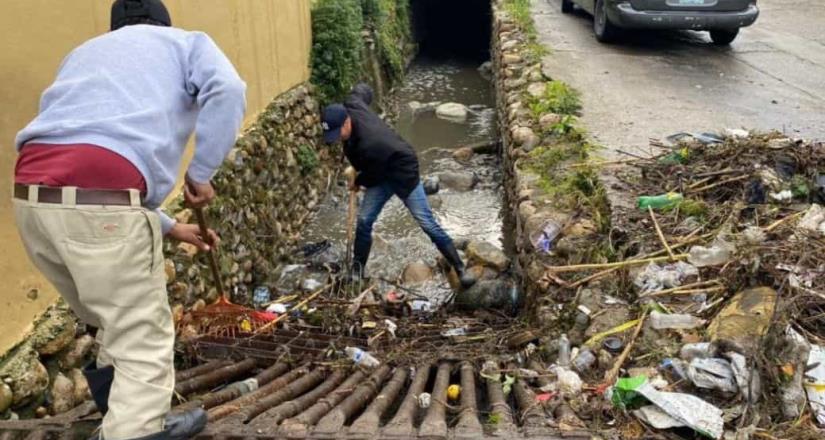 Autoridades continúan con limpieza tras las lluvias de este fin de semana