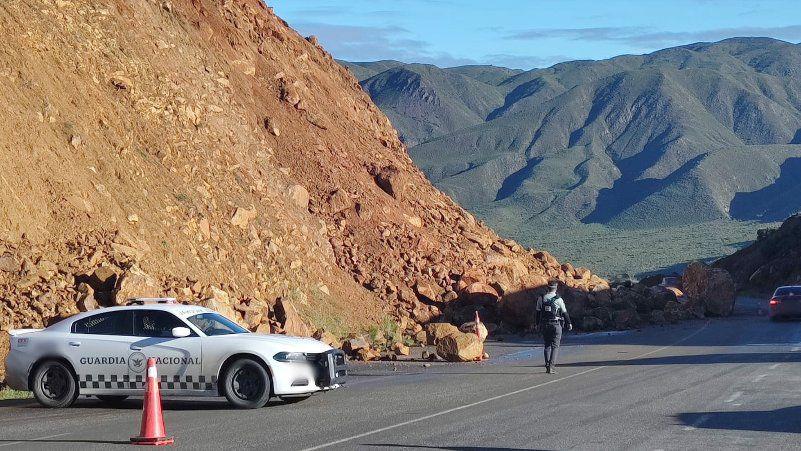 Cierran carretera de Ensenada a Tijuana por derrumbes