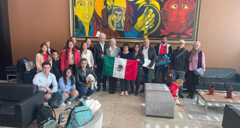 Personal diplomático vuelve a México tras asalto a la embajada en Ecuador