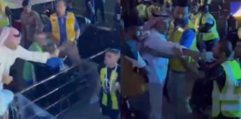 Un jugador del Al-Ittihad recibe latigazo de un aficionado tras perder la Supercopa
