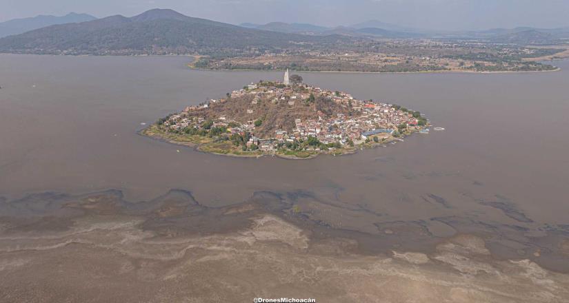 Lago de Pátzcuaro reporta niveles muy bajos de agua