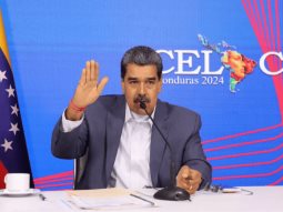 Nicolás Maduro anuncia cierre de embajada y consulados en Ecuador
