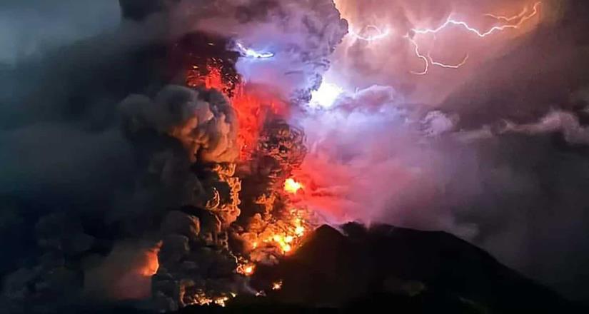 El monte Ruang en Indonesia estalló en erupción movilizando a las autoridades
