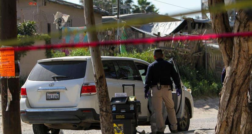 Mujer es encontrada sin vida al interior de una cajuela de un automóvil