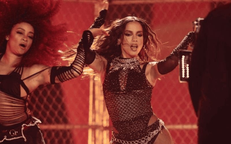 Anitta incendió el escenario con su presentación en los Latin AMAs