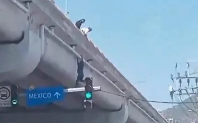 Hombre en estado de ebriedad salta del Puente Bicentenario en Acapulco